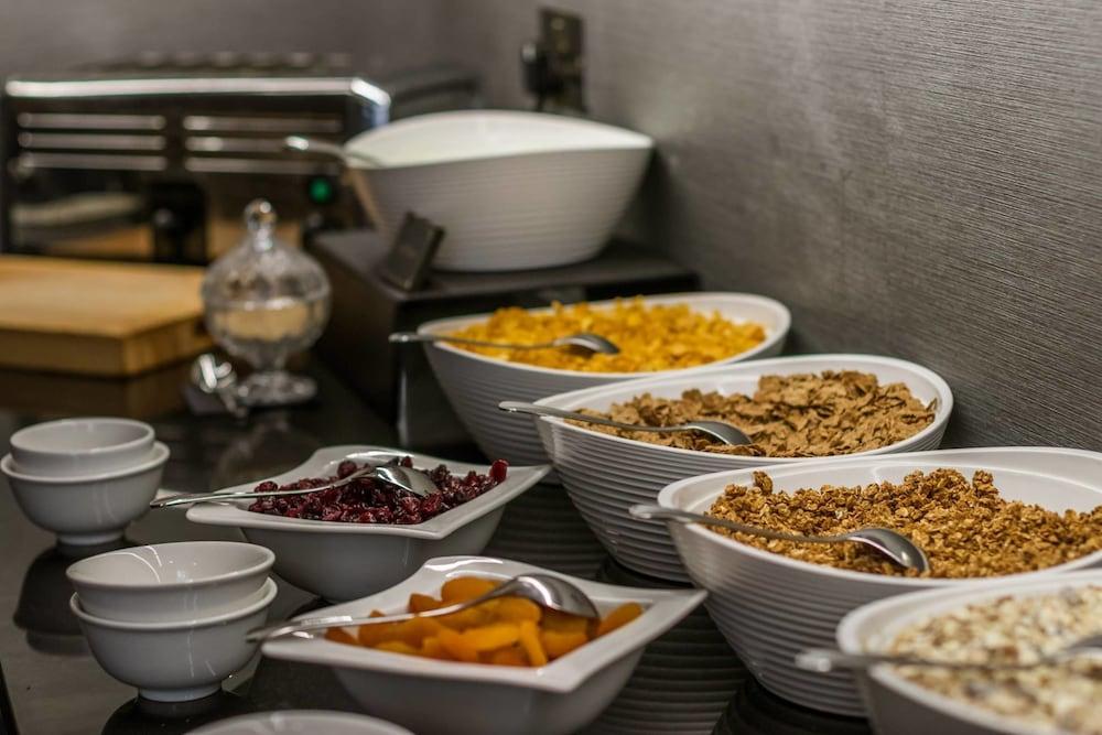 Отель Montcalm Brewery Townhouse Лондон Экстерьер фото The photo shows a variety of food items arranged on a countertop. There are several bowls containing different types of cereals and toppings. 

- One bowl features a light-colored granola.
- Another bowl holds what looks like corn flakes or a similar